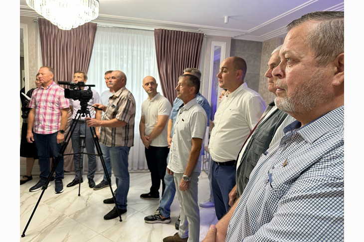 Михаил Лобазнов посетил Губкинский театр для детей и молодежи