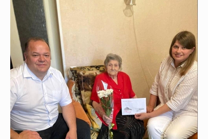 В Губкине с 95-летием поздравили ветерана Великой Отечественной войны Татьяну Шикову