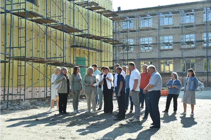 Депутаты проинспектировали ход ремонта Губкинской средней школы