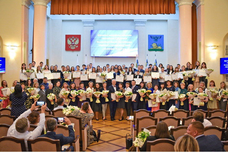 Губкинские школьники получили губернаторские стипендии в номинации «Культура»