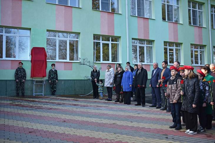 В Вислой Дубраве открыли мемориальную доску и «Парту героя» губкинцу, погибшему в ходе спецоперации