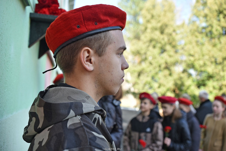 В Вислой Дубраве открыли мемориальную доску и «Парту героя» губкинцу, погибшему в ходе спецоперации