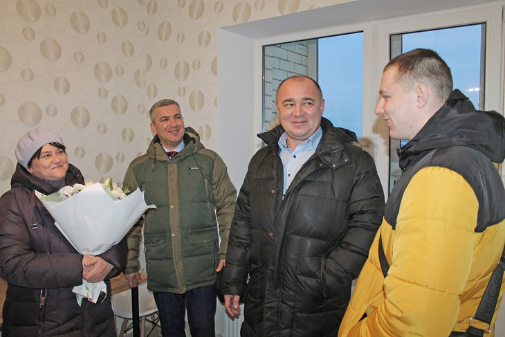 В Губкине детям-сиротам вручили ключи от новых квартир