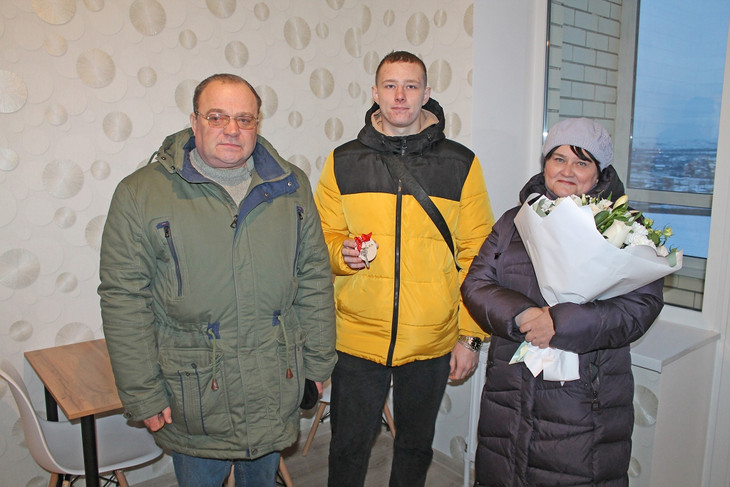 В Губкине детям-сиротам вручили ключи от новых квартир