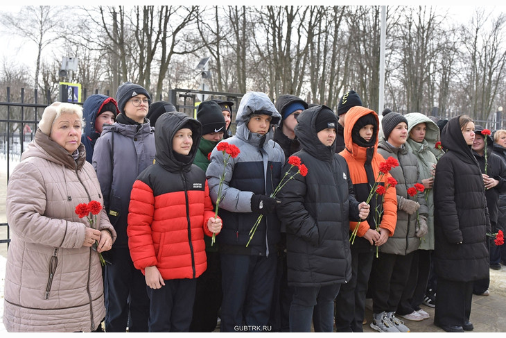 В Губкине открыли мемориальную доску и «Парту Героя» выпускнику лицея №5 Евгению Ткачёву