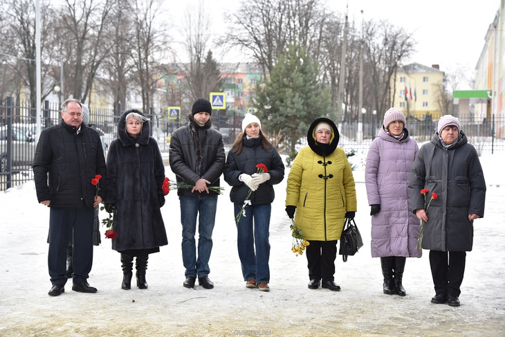 В Губкине открыли мемориальную доску и «Парту Героя» выпускнику лицея №5 Евгению Ткачёву