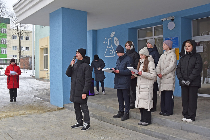 В Губкине открыли мемориальную доску и «Парту Героя» выпускнику лицея №5 Евгению Ткачёву