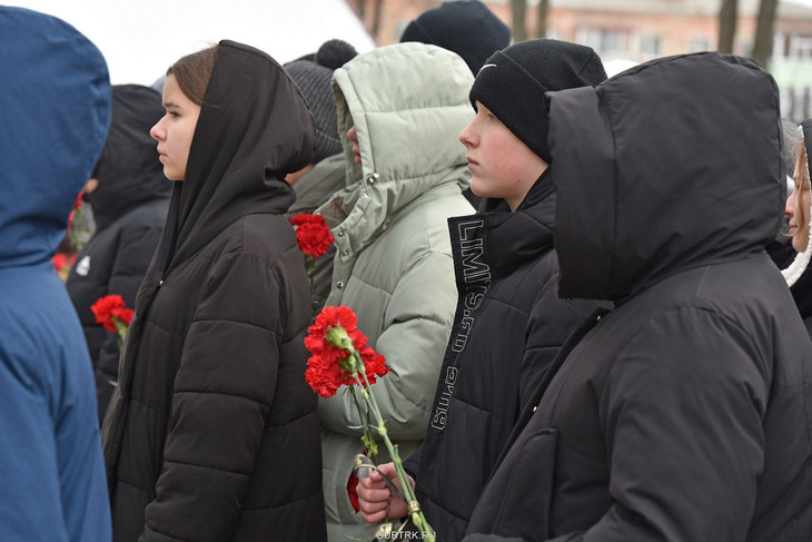 В Губкине открыли мемориальную доску и «Парту Героя» выпускнику лицея №5 Евгению Ткачёву