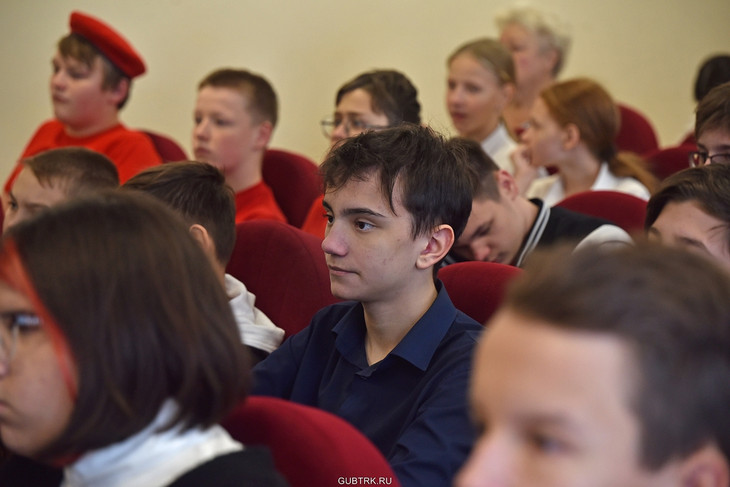 В Губкине открыли мемориальную доску и «Парту Героя» выпускнику лицея №5 Евгению Ткачёву