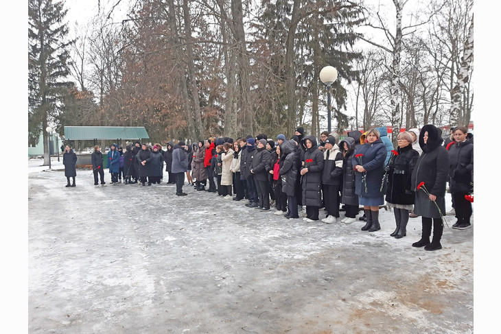 В канун Дня Героев Отечества в губкинском селе Скородном открыли мемориальную доску и «Парту Героя»
