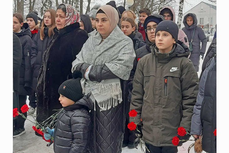В канун Дня Героев Отечества в губкинском селе Скородном открыли мемориальную доску и «Парту Героя»