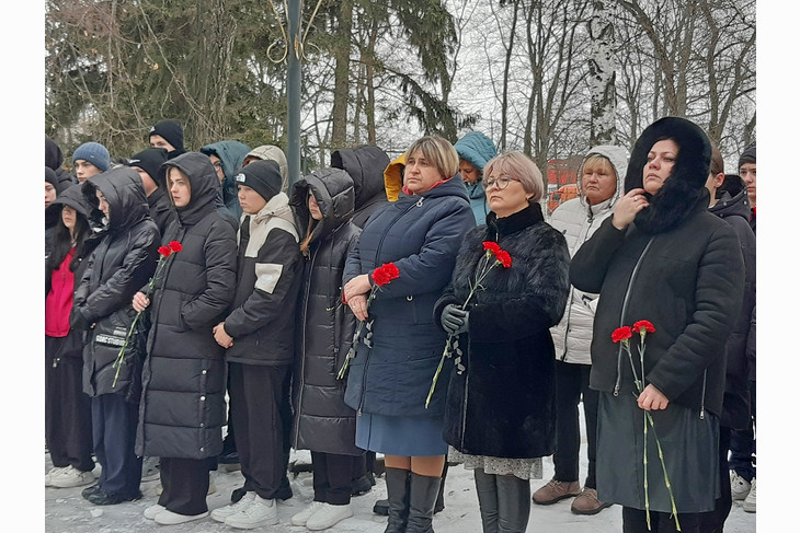 В канун Дня Героев Отечества в губкинском селе Скородном открыли мемориальную доску и «Парту Героя»