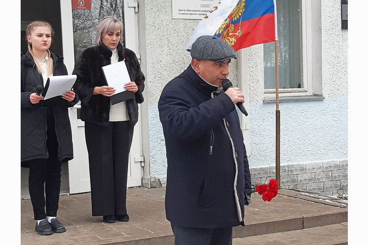 В канун Дня Героев Отечества в губкинском селе Скородном открыли мемориальную доску и «Парту Героя»
