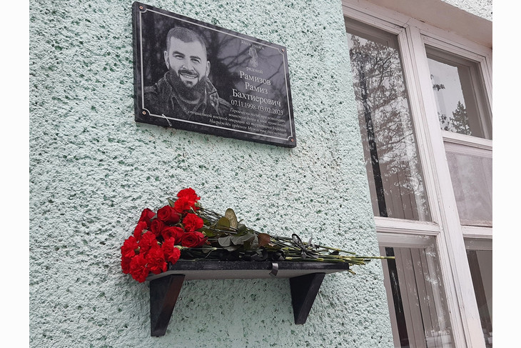 В канун Дня Героев Отечества в губкинском селе Скородном открыли мемориальную доску и «Парту Героя»