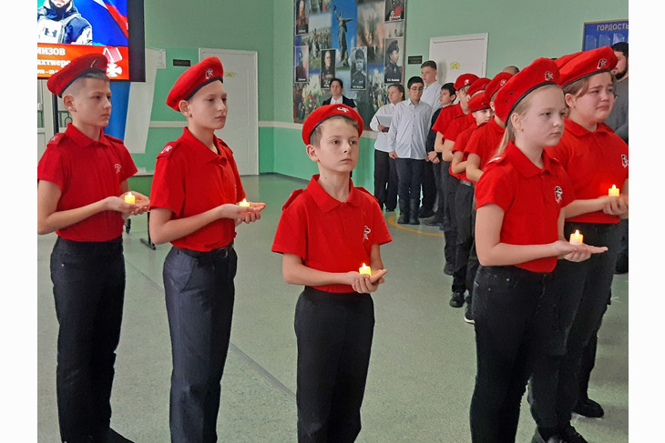 В канун Дня Героев Отечества в губкинском селе Скородном открыли мемориальную доску и «Парту Героя»