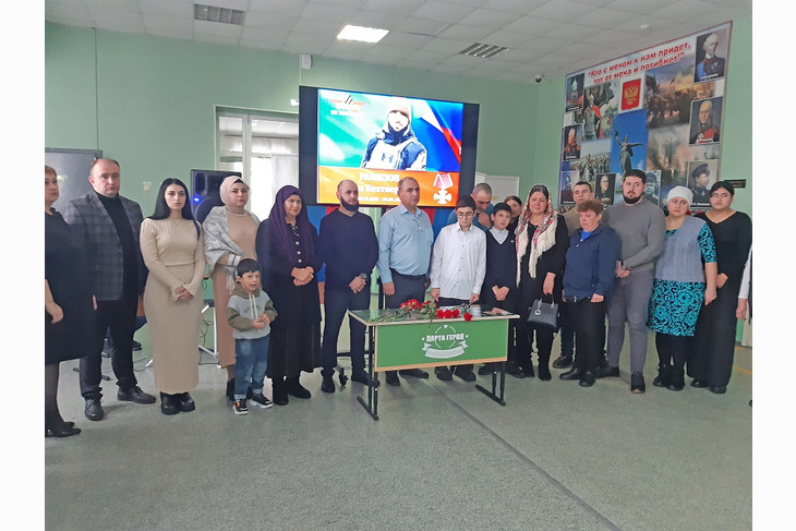 В канун Дня Героев Отечества в губкинском селе Скородном открыли мемориальную доску и «Парту Героя»