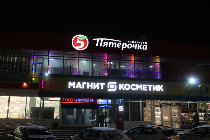 Предприниматели Губкина украсили свои торговые точки к Новому году