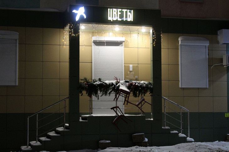 Предприниматели Губкина украсили свои торговые точки к Новому году