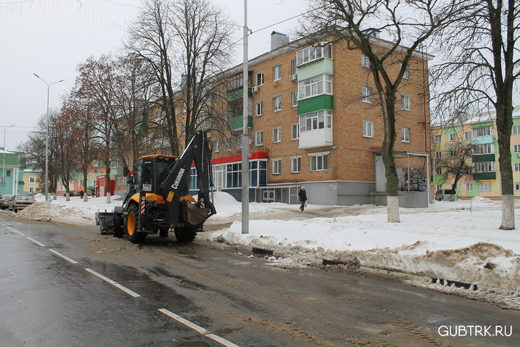 В Губкине продолжаются работы по уборке снега с улиц