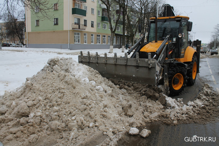 В Губкине продолжаются работы по уборке снега с улиц