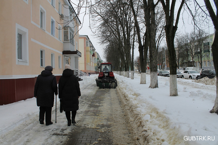 В Губкине продолжаются работы по уборке снега с улиц