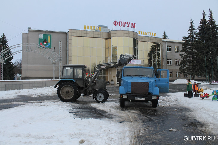 В Губкине продолжаются работы по уборке снега с улиц