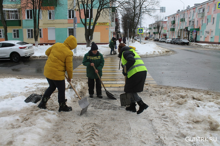 В Губкине продолжаются работы по уборке снега с улиц
