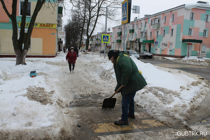 В Губкине продолжаются работы по уборке снега с улиц