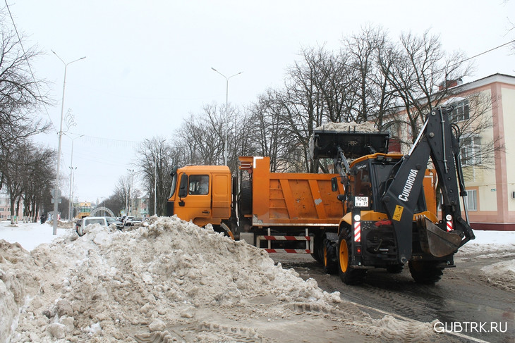 В Губкине продолжаются работы по уборке снега с улиц