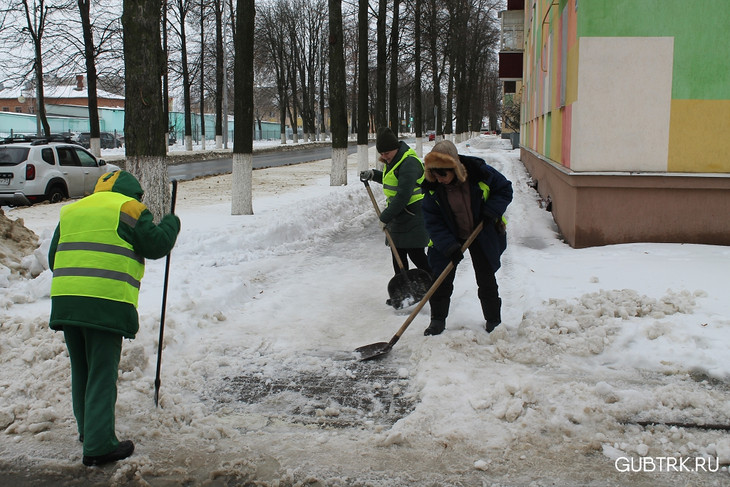 В Губкине продолжаются работы по уборке снега с улиц