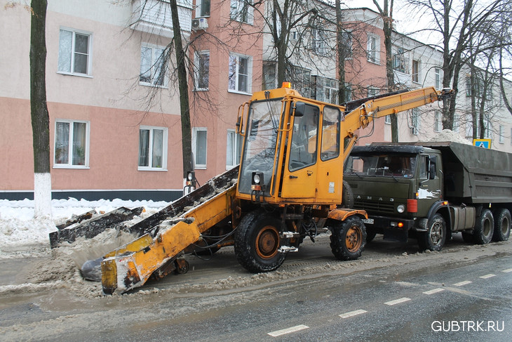 В Губкине продолжаются работы по уборке снега с улиц