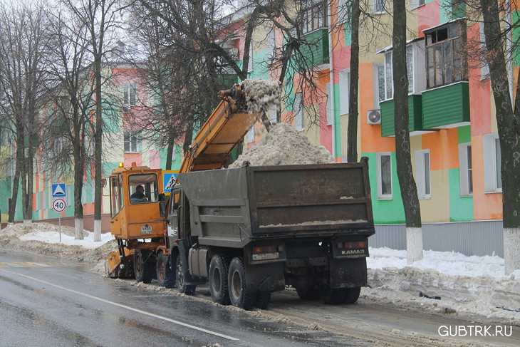 В Губкине продолжаются работы по уборке снега с улиц