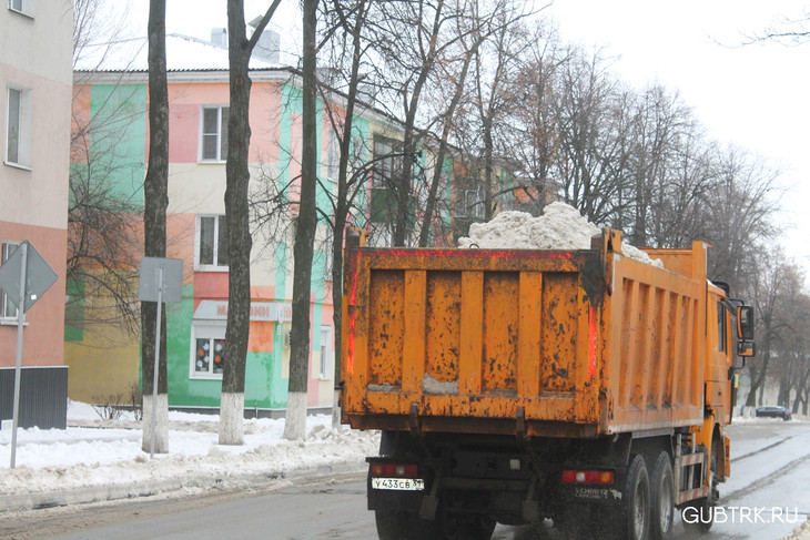 В Губкине продолжаются работы по уборке снега с улиц