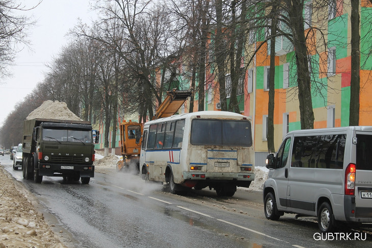 В Губкине продолжаются работы по уборке снега с улиц