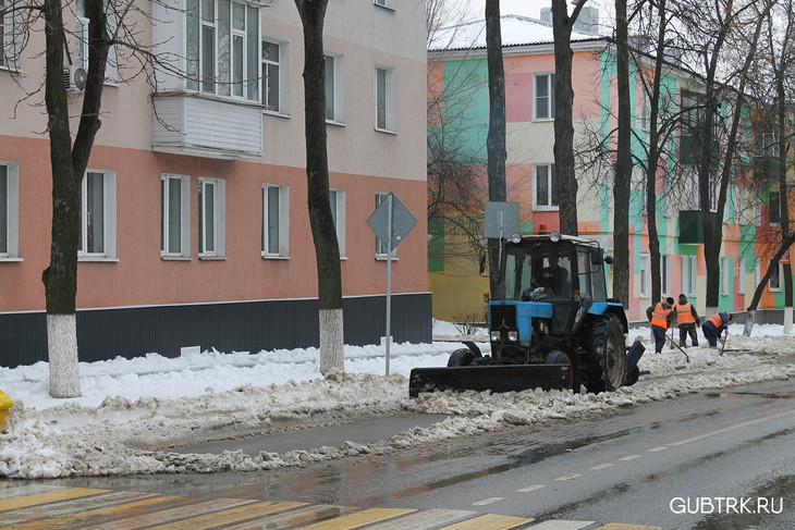 В Губкине продолжаются работы по уборке снега с улиц