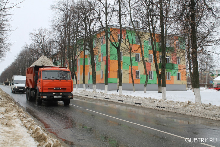 В Губкине продолжаются работы по уборке снега с улиц