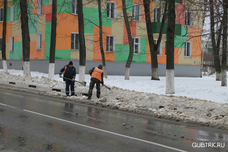 В Губкине продолжаются работы по уборке снега с улиц