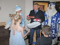Управляющий директор Комбината КМАруда Александр Куколев вручил подарок ребёнку в рамках акции «Ёлка желаний»