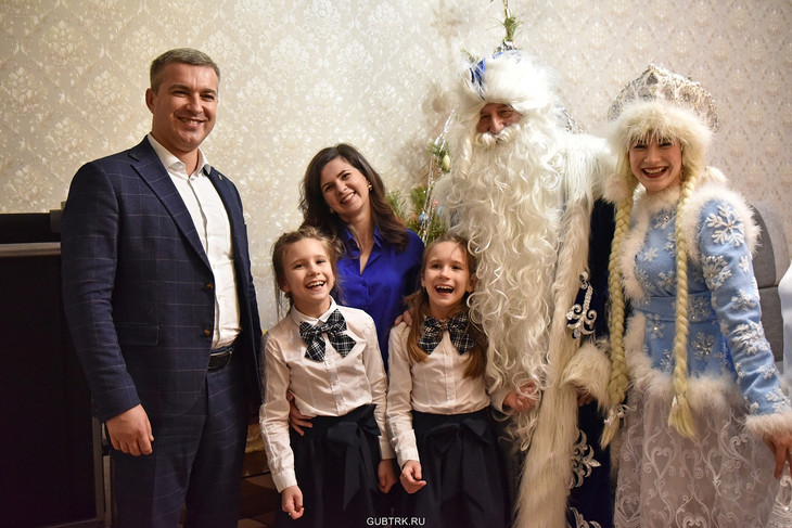 Михаил Лобазнов поздравил семью Белашовых с наступающим Новым годом