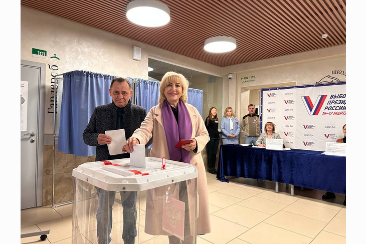 Всей семьёй на выборы: Галина Колесникова пришла на избирательный участок вместе с супругом