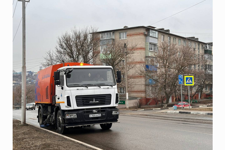 Коммунальные службы наводят порядок на улицах Губкина