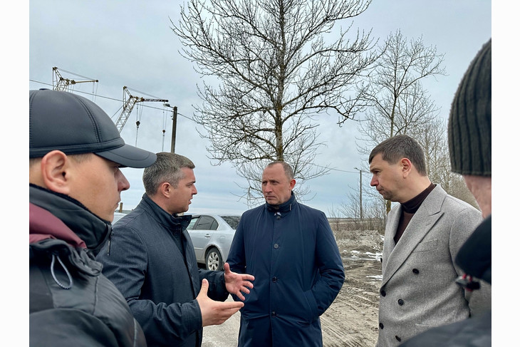 Владимир Базаров посетил строительную площадку бассейна в Губкине