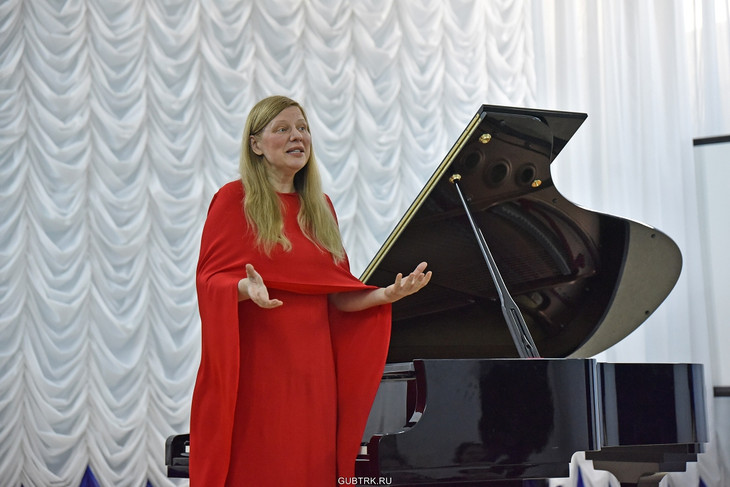 Известная во всём мире пианистка Валентина Лисица  выступила в Губкине