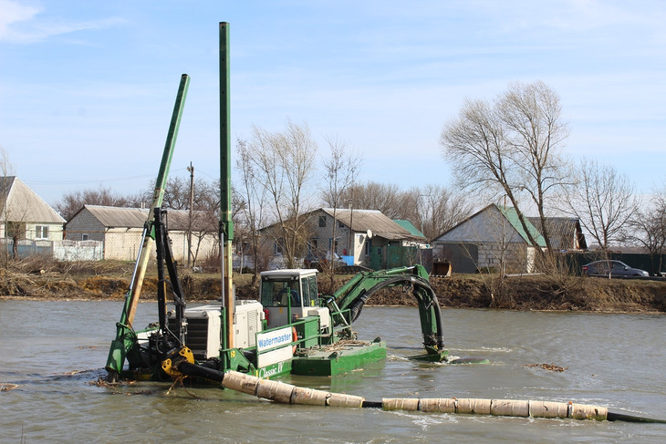 В селе Евгеньевке Губкинского городского округа приступили к очистке водоёма