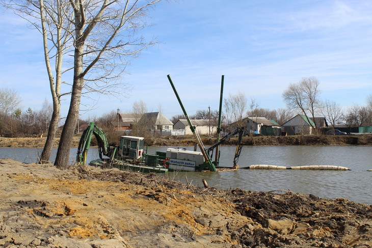 В селе Евгеньевке Губкинского городского округа приступили к очистке водоёма