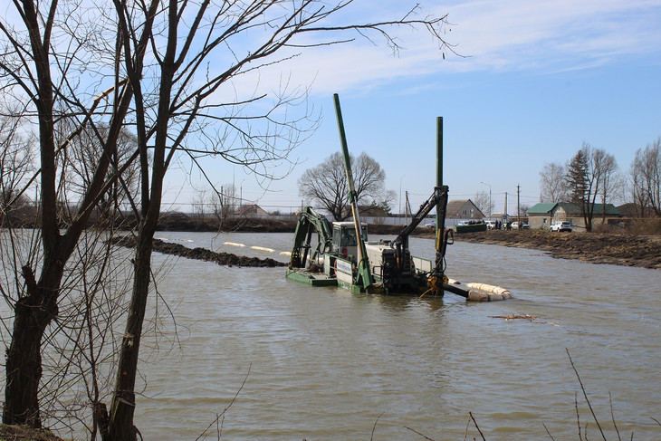 В селе Евгеньевке Губкинского городского округа приступили к очистке водоёма