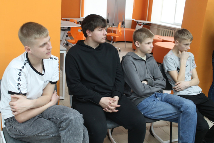 В Губкине прошла «Классная встреча» школьников с инструктором по тактической медицине