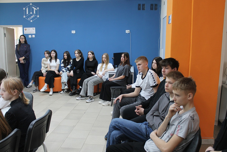 В Губкине прошла «Классная встреча» школьников с инструктором по тактической медицине