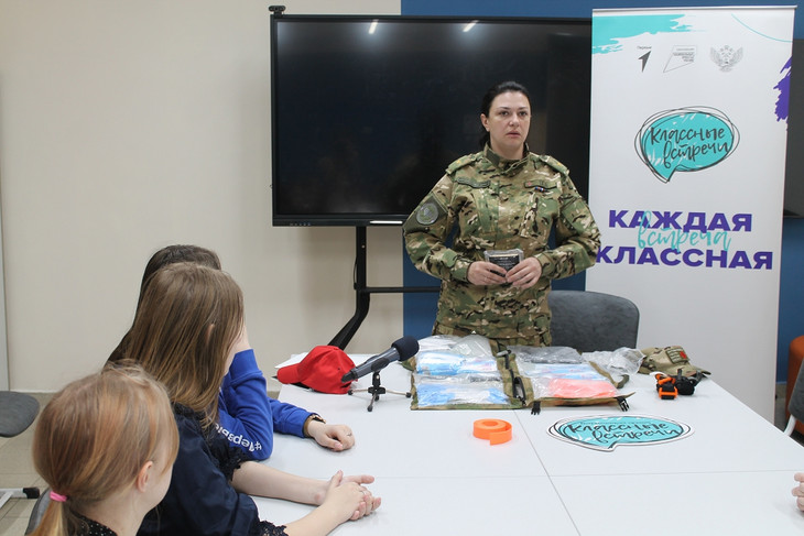 В Губкине прошла «Классная встреча» школьников с инструктором по тактической медицине