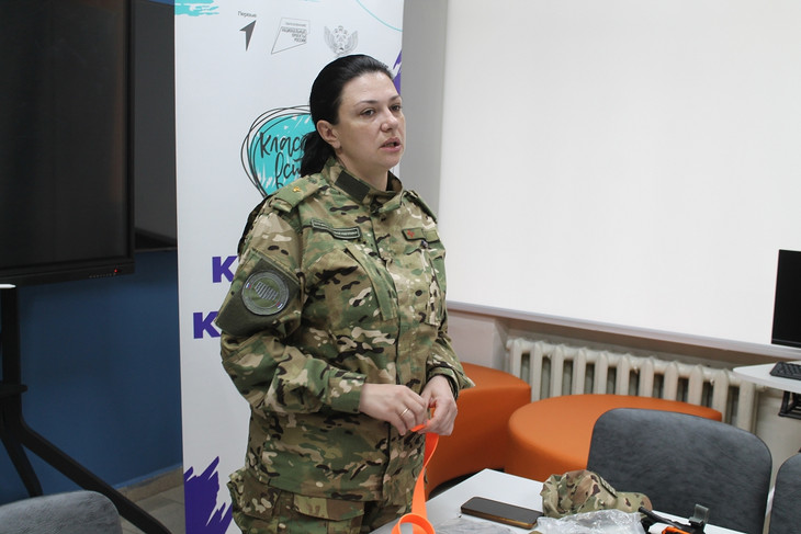В Губкине прошла «Классная встреча» школьников с инструктором по тактической медицине
